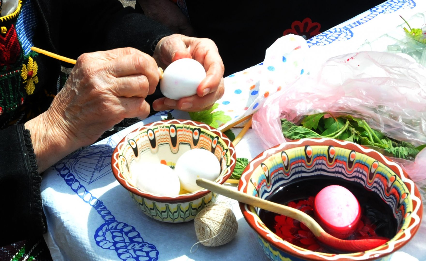 Жените от двете читалища показаха автентични техники за боядисване на яйца. Снимки Черноморие-бг