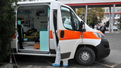 Екипите на Спешна помощ продължават да транспортират пациенти в тежко състояние. Снимка Архив Черноморие-бг