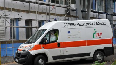 Плазмата се транспортира с линейка на бургаската Спешна помощ от София. Снимка Черноморие-бг