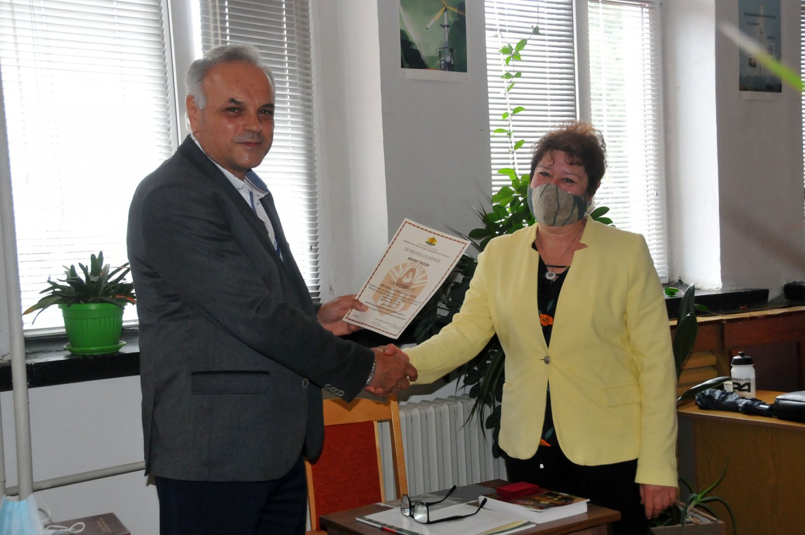 Директорът на гимназията Коста Папазов връчи отличието на Евелина Ганчева. Снимки Черноморие-бг