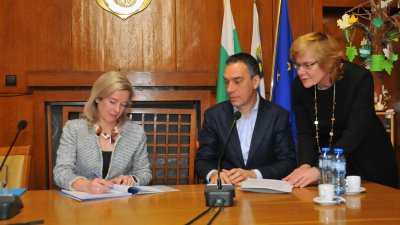 Официалният представител на УНИЦЕФ за България г-жа Кристина де Бройн и кметът на Бургас Димитър Николов подписаха меморандума. Снимка Черноморие-бг
