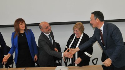 Министър Меджидиев (в средата) се поздрави с кмета Димитър Николов след подписване на документа. Снимки Черноморие-бг