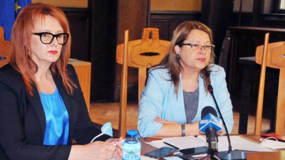 Калина Казанджиева (вдясно) - директор на Териториално статистическо бюро Югоизток на НСИ - Бургас призова хората да се преброят електронно. Снимка Черноморие-бг