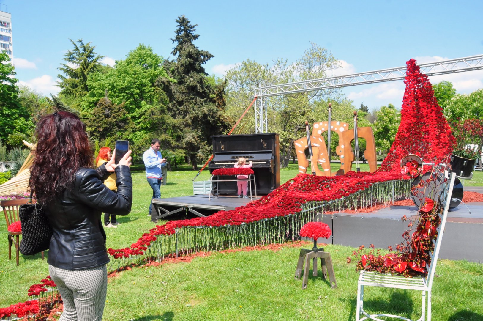 Тази инсталация е изработена от 4 000 карамфила и разделя условно откритата сцена на Флора-та. Снимки Черноморие-бг