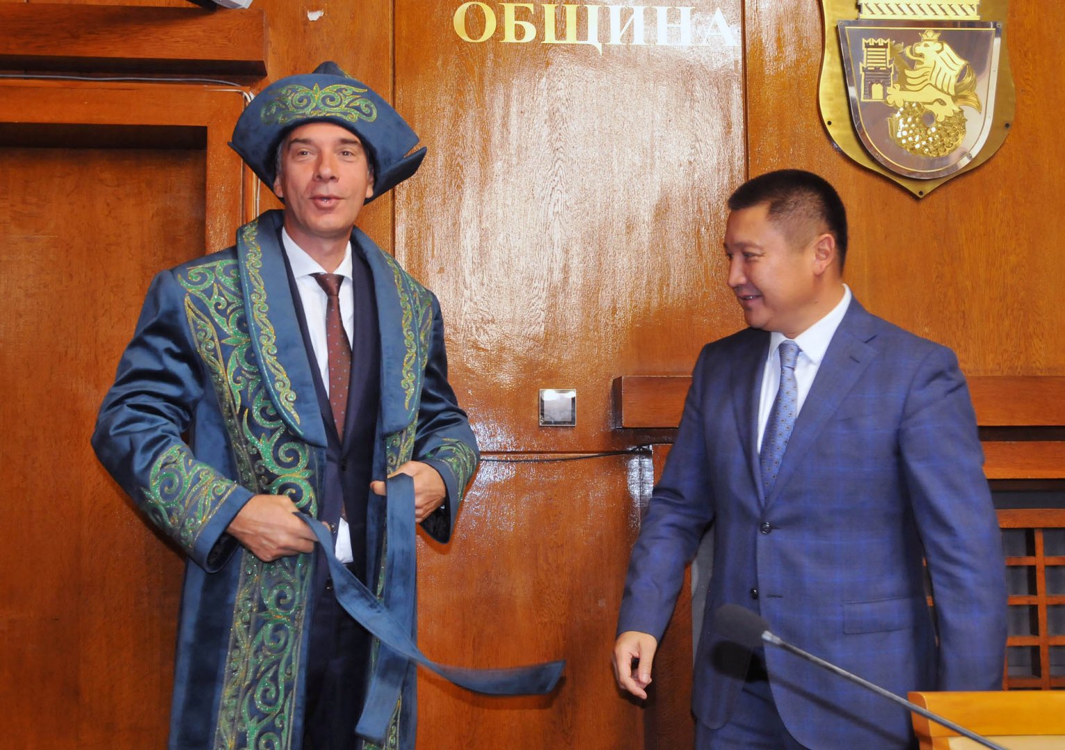 Кметът на Бургас Димитър Николов облече подарената му традиционна казахстанска дреха - шабан. Снимки Черноморие-бг
