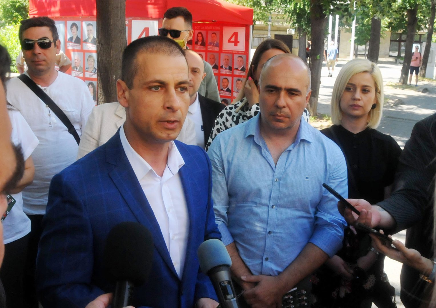 Водачът на листата Живко Табаков (на преден план вляво) ще окаже пълно съдействие на органите на реда и прокуратурата за установяването на истината. Снимка Черноморие-бг