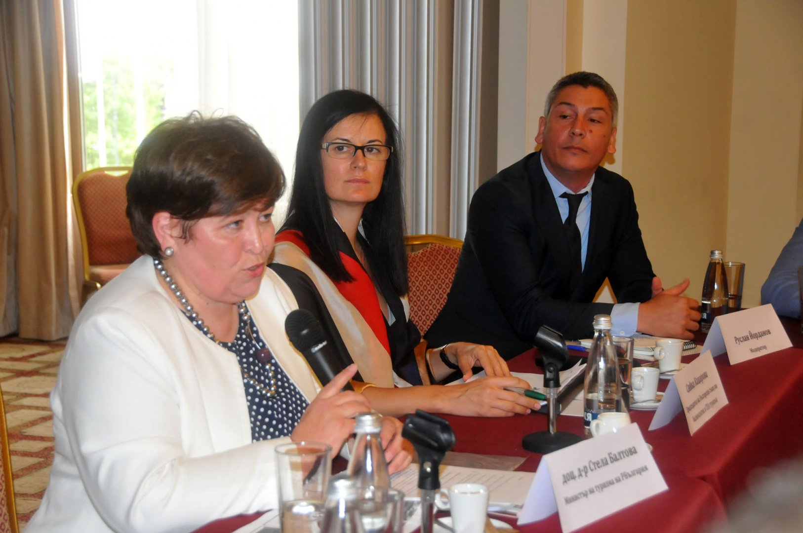 Служебният министър на туризма Стела Балтова (вляво) представи мерките заложени в Плана за възстановяване и развитие. Снимки Черноморие-бг