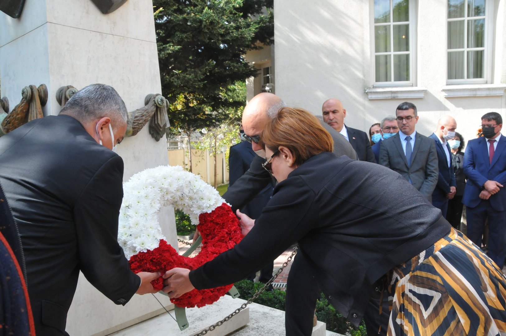 Посланикът на Република Турция в София Айлин Секизкьок поднесе венец пред паметника на Бора Сюелкан. Снимки Черноморие-бг