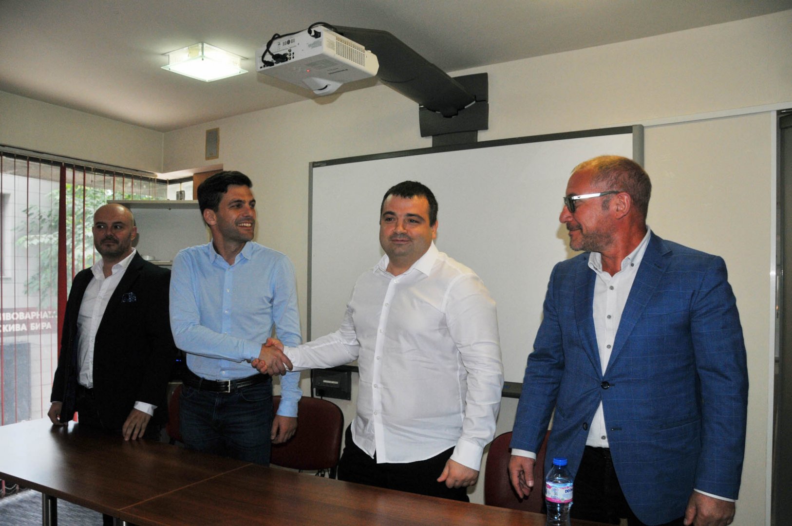 Никола Минчев (вторият отляво надясно) и Константин Бачийски (до него) обещаха, че Продължаваме промяната ще продължи започнатото. Снимка Черноморие-бг