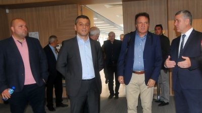 Форумът бе организира от Павел Маринов (вдясно) и в него участваха Иво Тонев, Красимир Янков, Иван Атанасов. Снимки Черноморие-бг