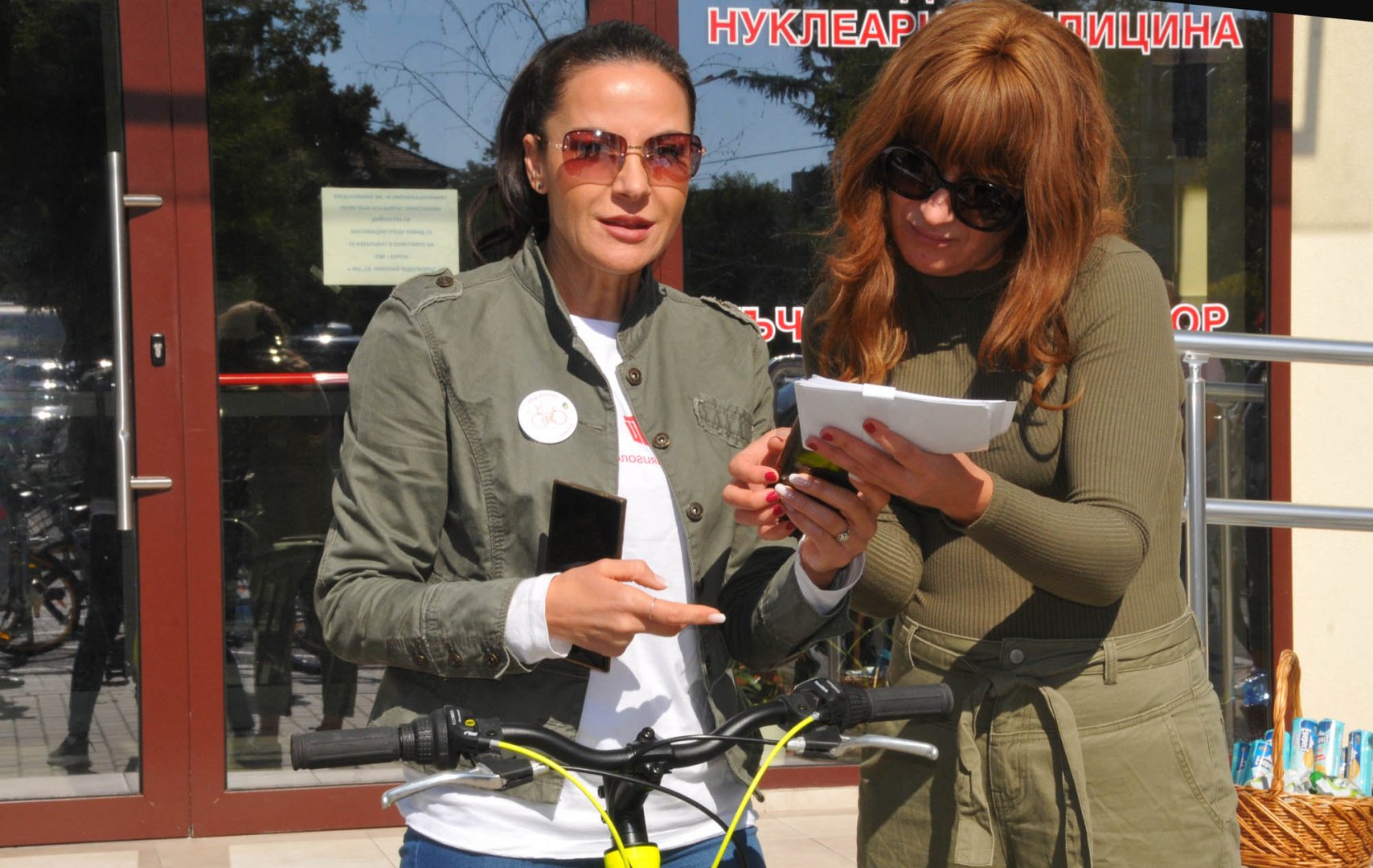 Гергана Стоянова (вляво) е лицето на Веломаратона и повече колоната от велосипеди. Снимки Черноморие-бг