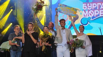 Ефтим Чакъров (в средата) с екипа на песента Не те забравям, която им донесе две първи награди. Снимки Черноморие-бг