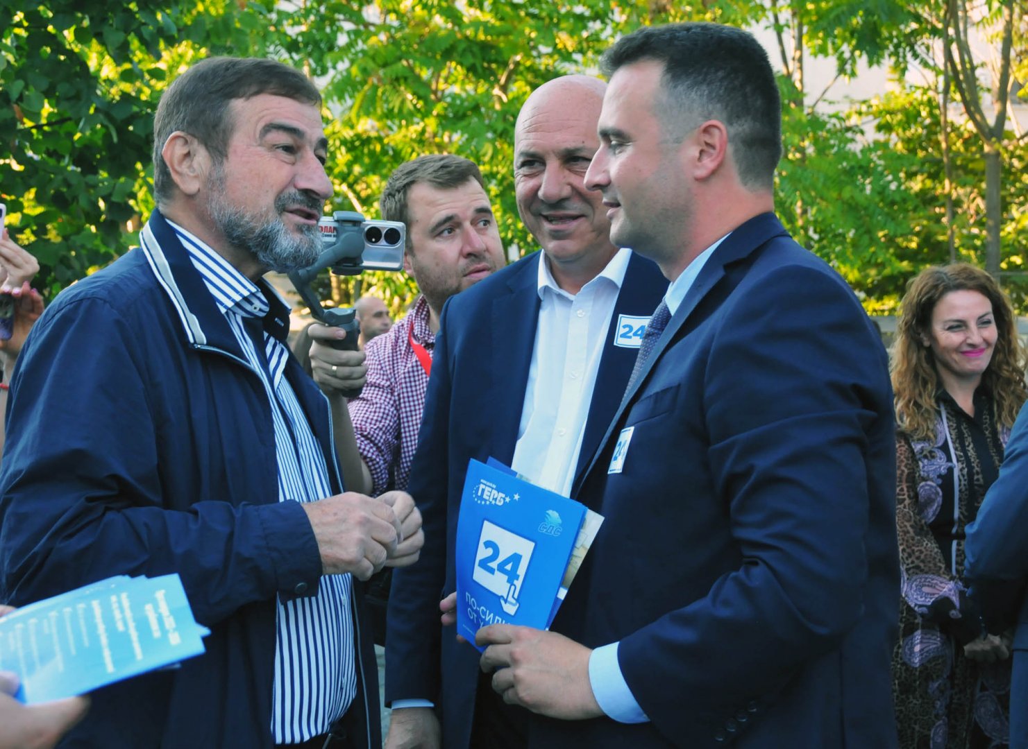 Константин Гребенаров (вляво) дойде, за да подкрепи листата на ГЕРБ - СДС водена от Жечо Станков (вдясно). Снимки Черноморие-бг
