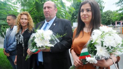 Кметът на Средец Иван Жабов, Деница Николова и Галя Василева поставиха цветя през паметнита плоча. Снимки Черноморие-бг
