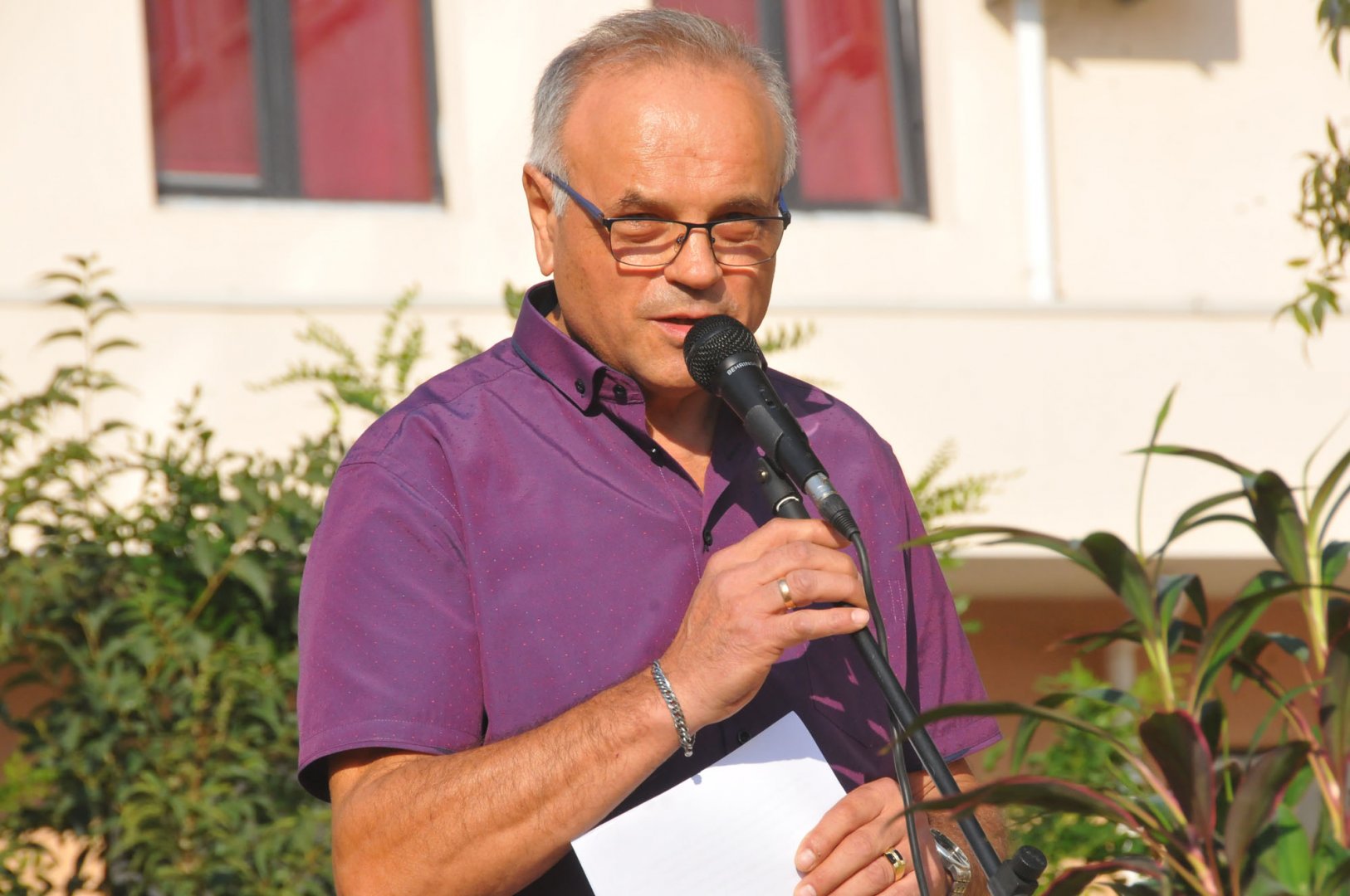 Директорът на гимназията Коста Папазов прочете своите стихове на тържеството за откриване на учебната година. Снимки Черноморие-бг