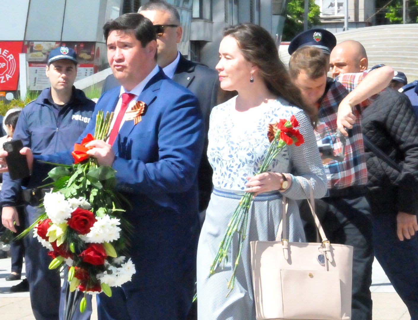 Илшат Шарафутдинов - председател на Управителния съвет на Лукойл Нефтохим постави цветя пред паметника Альоша. Снимка Черноморие-бг