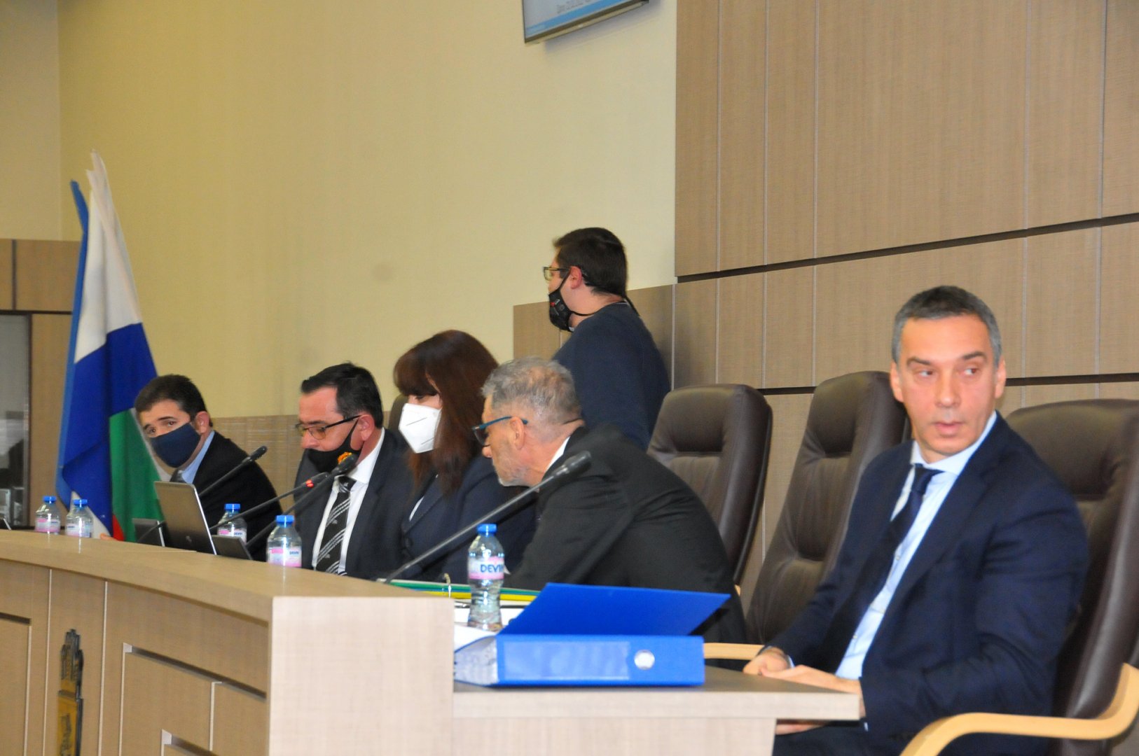 Кметът на Бургас Димитър Николов (вдясно) благодари за гласуването на проекта за бюджет. Снимка Архив Черноморие-бг