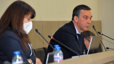Кметът Димитър Николов призова докладната да бъде подкрепена от съветниците. Снимки Черноморие-бг