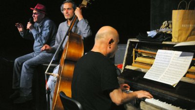 Кирил Дончев (вляво) и синовете му ще свирят на Джаз фестивала в Бургас. Снимка Архив Черноморие-бг