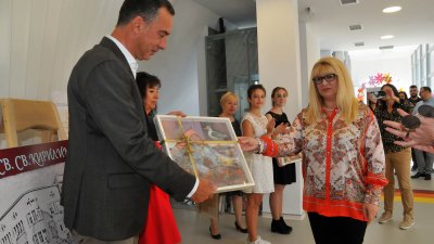 Директорът на гимназията Снежана Няголова подари картина на кмета Димитър Николов. Снимки Черноморие-бг 