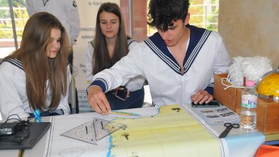 Морското училище се представя със свой щанд на изложението. Снимки Черноморие-бг