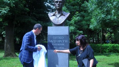 На официална церемония откриха паметник на художника Петко Задгорски в Морскатае градина. Снимки Черноморие-бг
