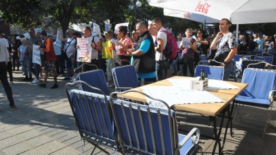 На 17-ти септември собственици и наематели на заведения и детски центрове протестираха в Бургас заради мерките. Сега отново са потърпевши от заповедта на директора на РЗИ. Снимка Архив Черноморие-бг