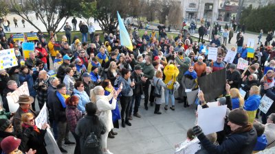 Над 300 украински и руски граждани, живеещи в Бургас протестираха днес срещу войната в Украйна. На площад Тройката към тях се присъединиха и българи , които подкрепят исканията им руският президент Путин да спре военните действия в Украйна. С плакати в ръце, те скандираха, Путин е лъжец и Край на войната в Украйна. Снимки Черноморие-бг