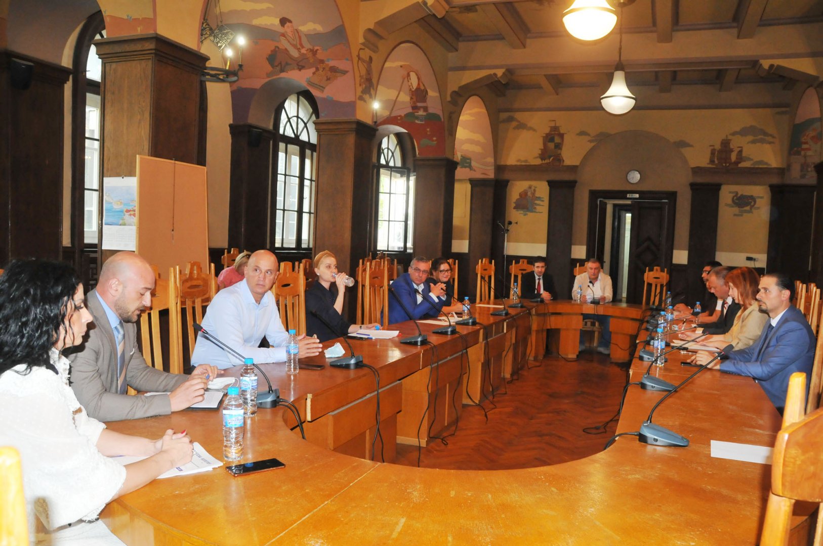 Консултациите се състояха в залата на Областна управа - Бургас. Снимки Черноморие - бг