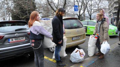 Десетки жители на Бургас и региона вече втора седмица даряват дрехи и храна за украинците, които са в региона. Снимка Черноморие-бг