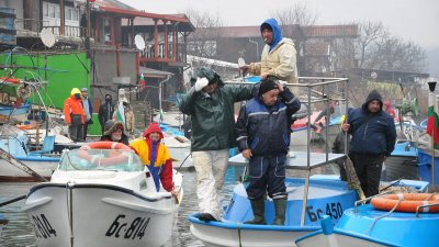 Рибарите изкарала зазимените си лодки за протеста. Снимки Черноморие-бг