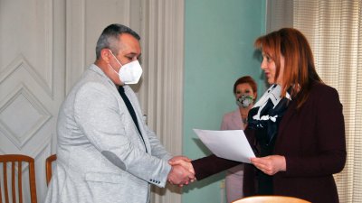 Областният управител Мария Нейкова връчи министерската грамота на д-р Георги Паздеров. Снимки Черноморие-бг