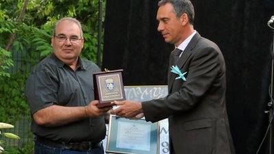 Кметът на Бургас Димитър Николов (вдясно) връчи наградата на Милен Николов - директор на РИМ - Бургас. Снимки Черноморие-бг