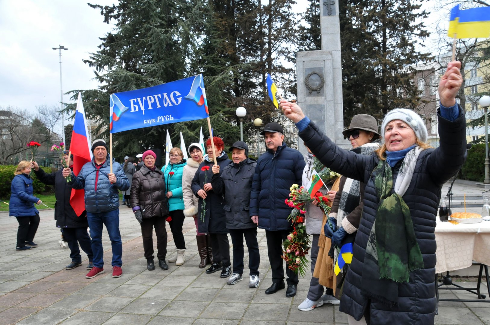 Жената, която развява украинското знаме, предизвика конфликта. Снимки Черноморие-бг