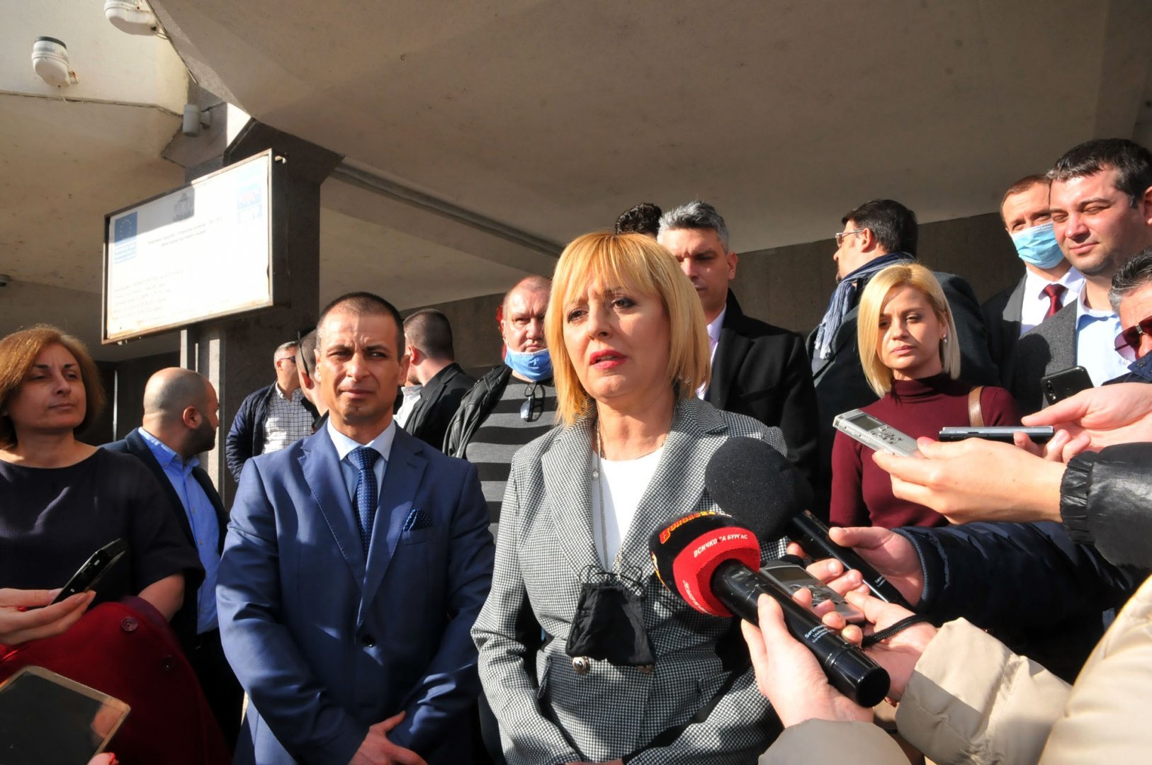 Мая Манолова (в средата) и представители на Изправи се България се събират пред рафинерията утре. Снимка Архив Черноморие-бг