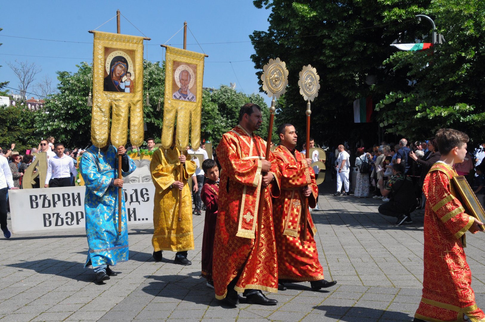 Представители на бургаското духовенство поведоха шествието за 24-ти май. Снимки Черноморие-бг