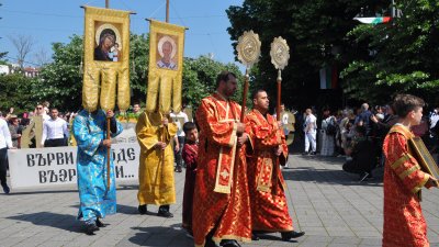 Представители на бургаското духовенство поведоха шествието за 24-ти май. Снимки Черноморие-бг