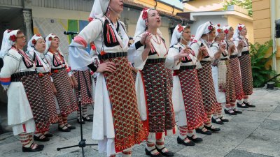 Групата за автентичен фолклор към читалището в Люляково предизвикаха интереса на посетителите на Ентографската експозиция. Снимка Черноморие-бг