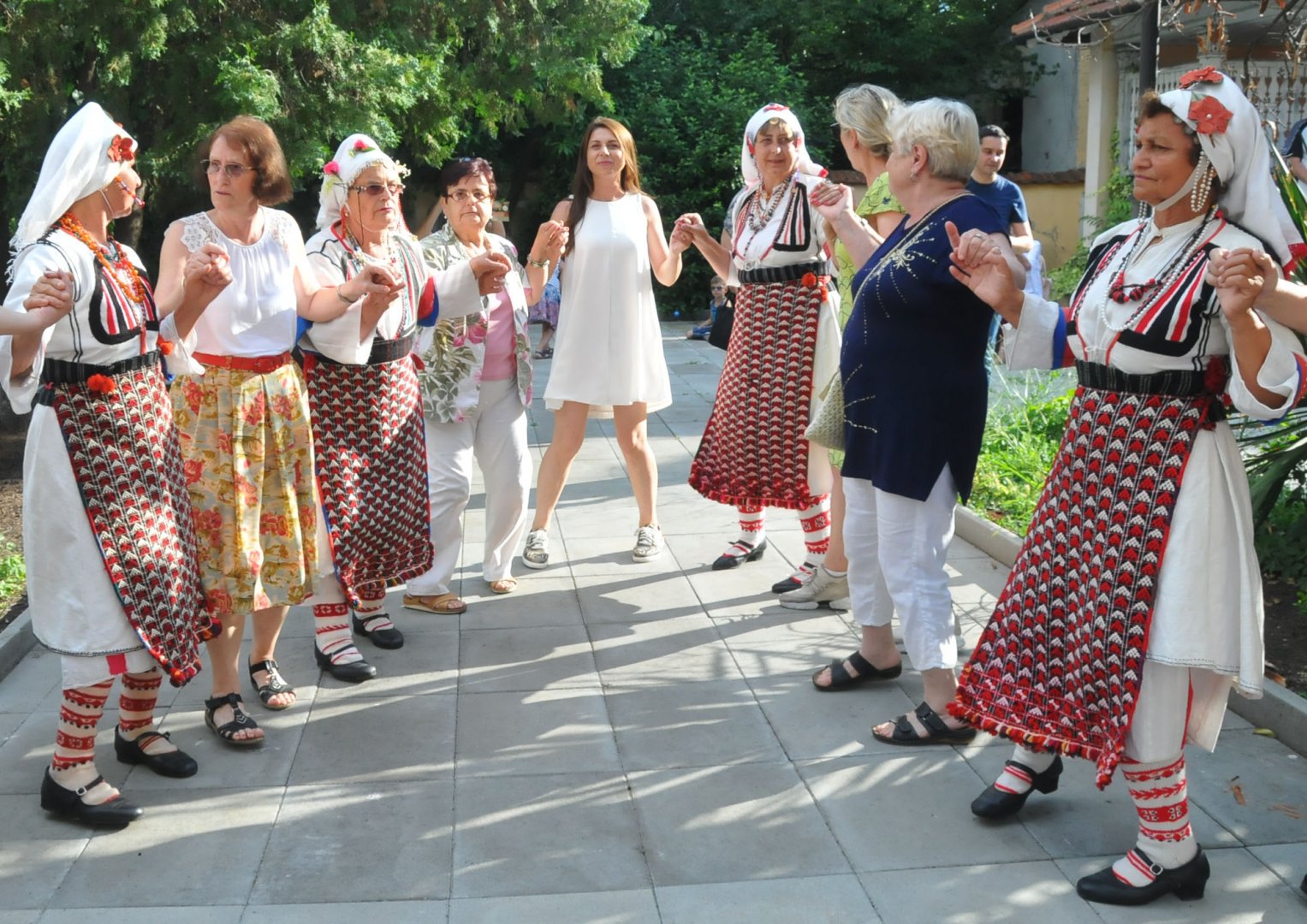 Право българско хоро се изви в двора на Етнографската експозиция на РИМ - Бургас. Снимки Черноморие-бг
