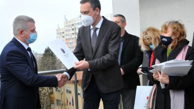 Кметът на Бургас Димитър Николов (на преден план вдясно) връчи сертикифакт и на шефа на КОЦ - проф. д-р Христо Бозов. Снимки Черноморие-бг
