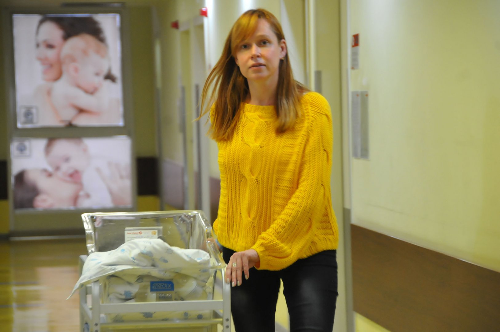 Украинката Олена излиза с втория си син, роден в бургаската болница. Снимки Черноморие-бг