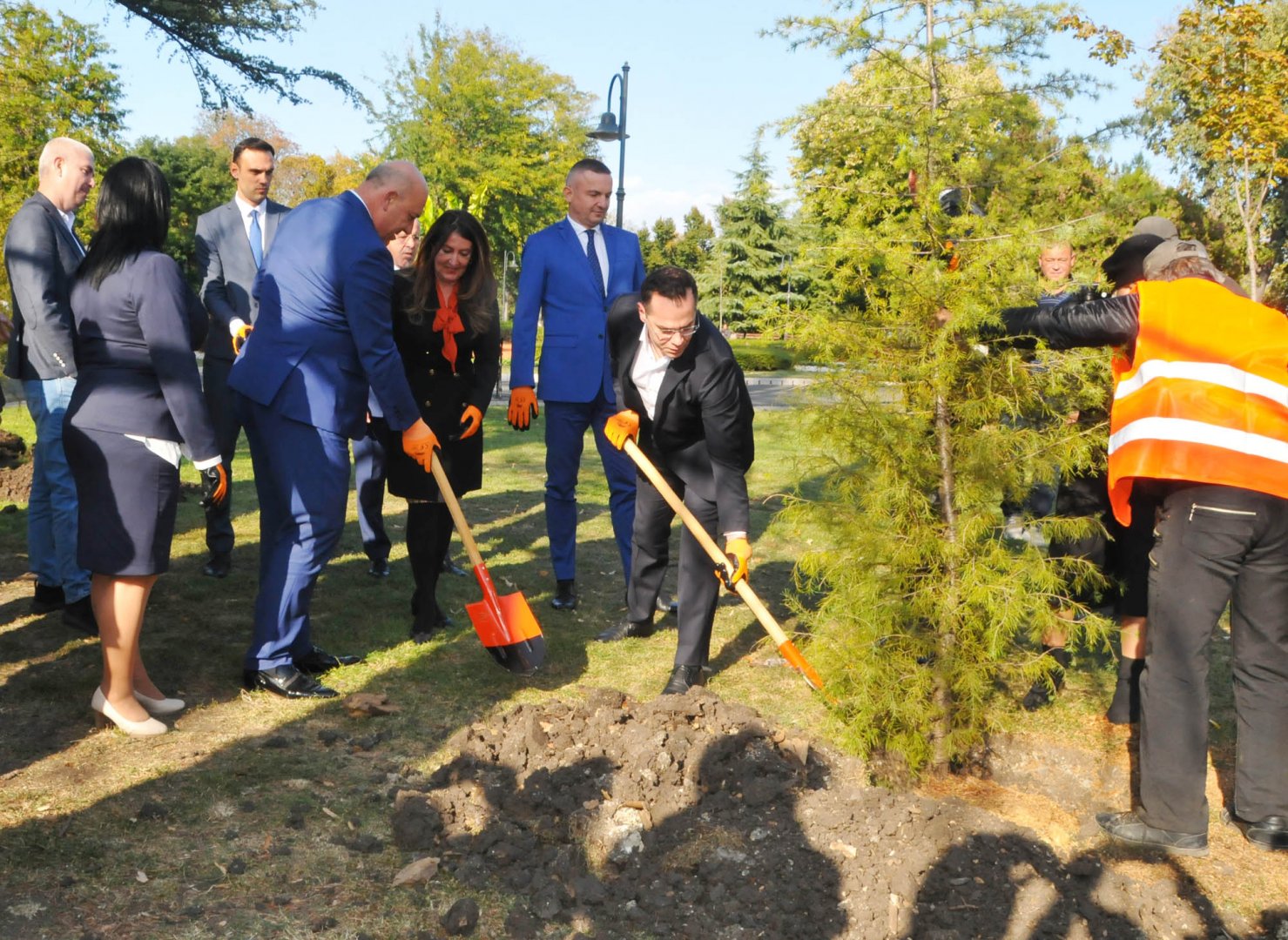 Американският посланик Херо Мустафа участва церемонията по засаждане на дръвчетата. Снимки Черноморие-бг