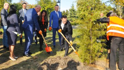 Американският посланик Херо Мустафа участва в церемонията по засаждане на дръвчетата. Снимки Черноморие-бг