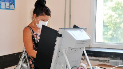 Малко над 18% е избирателната активност в СИК-овете в Търговската гимназия. Снимки Черноморие-бг