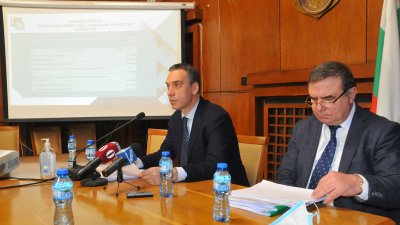 Кметът на Бургас Димитър Николов (вляво) и екипът му представиха проекта за бюджет за настоящата година. Снимка Черноморие-бг