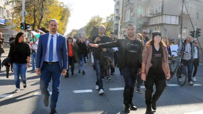 Зам.-областният управител на област Бургас Асен Бонджев (вляво) се включи в първите редици на протестиращите. Снимки Черноморие-бг