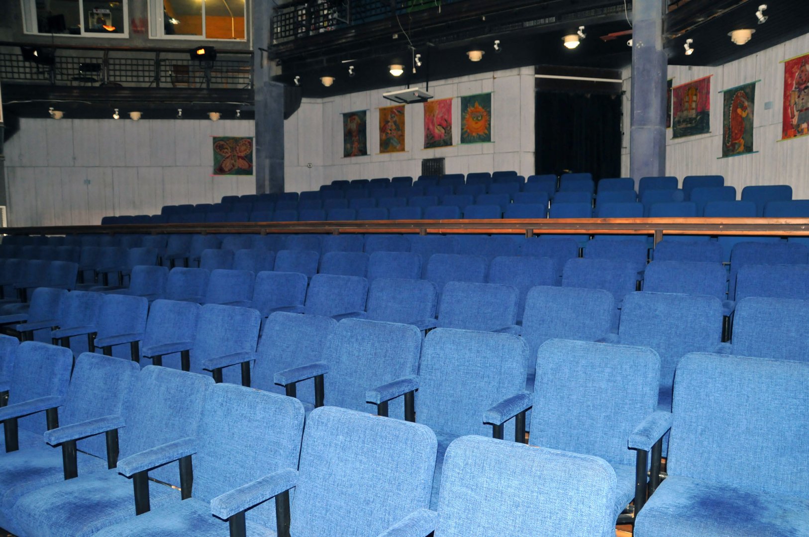 Салонът на Кукления театър остана празен в късния следобед днес. Снимки Черноморие-бг