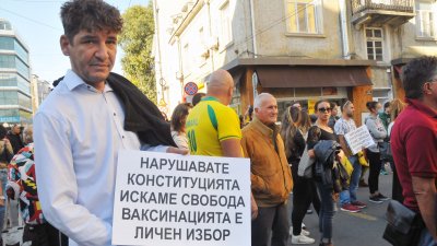 Сред протестиращите днес бе и Христо Бардуков, собственик на заведение в Созопол. Снимки Черноморие-бг