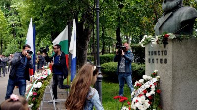 Бургазлии поставиха венци и цветя на паметника на Христо Ботев в Морската градина. Днес се навършват 144 години от гибелта на великия революционер. Сниимки Черноморие-бг