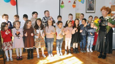 Децата от подготвителната група на СУ Иван Вазов отпразнуваха празника на народните будители. Снимки Черноморие-бг
